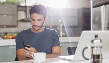 mann scroller på telefonen sin